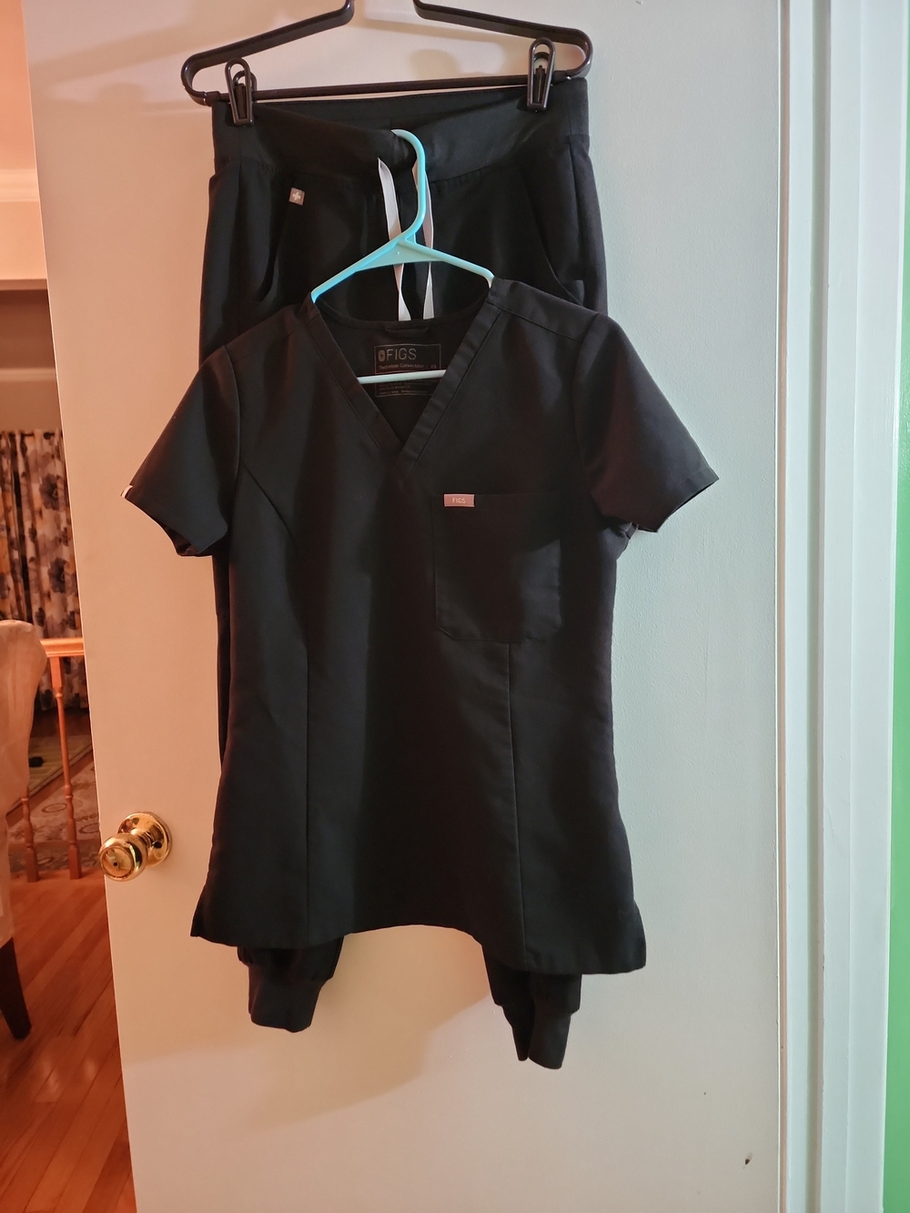 FIGS Black Scrub Set/ Top Catarina One Pocket  V-Neck and Pants Zamora Joggers